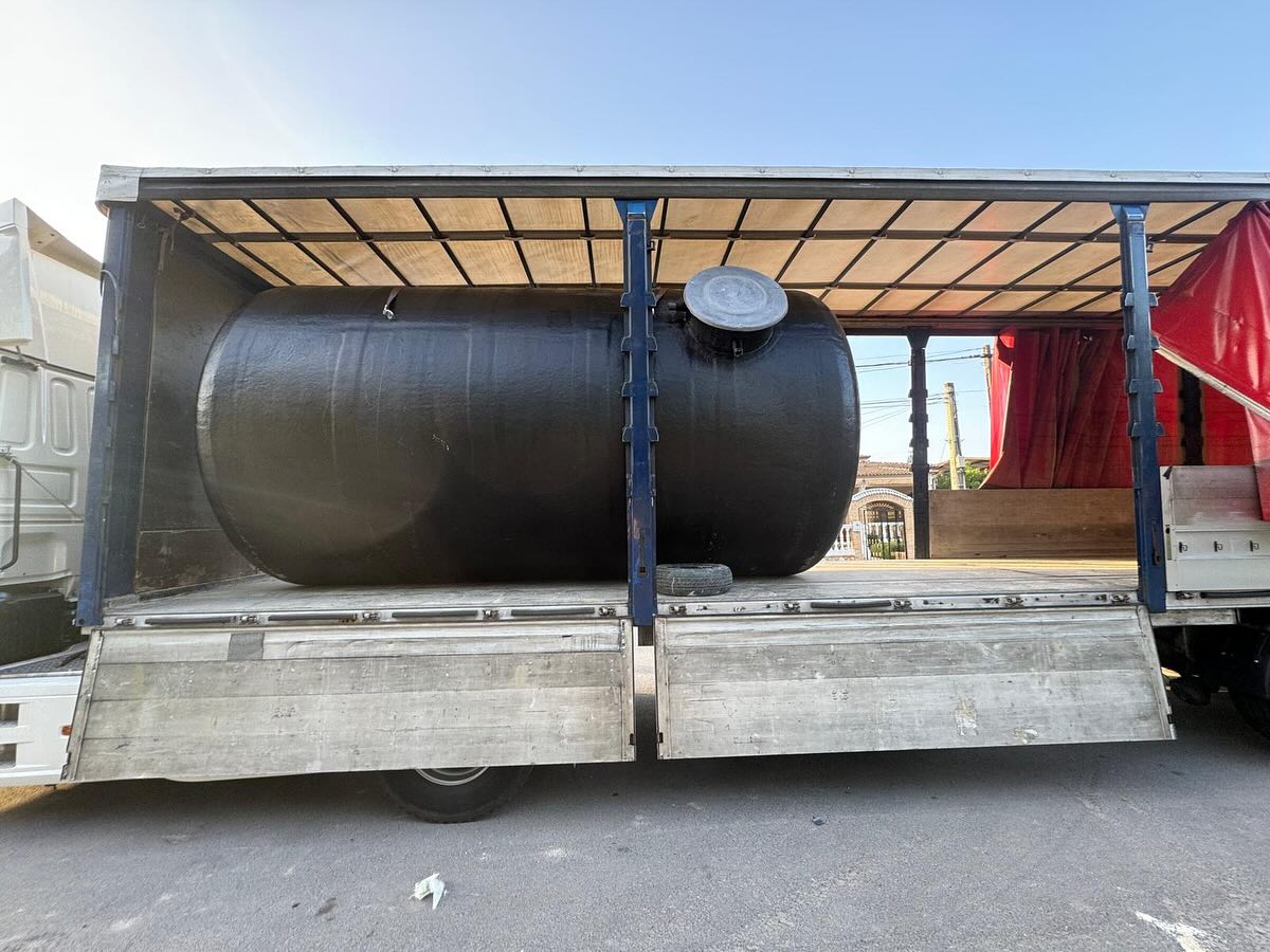 Fabricación a medida de cisternas de poliéster para transporte de líquidos y abonos