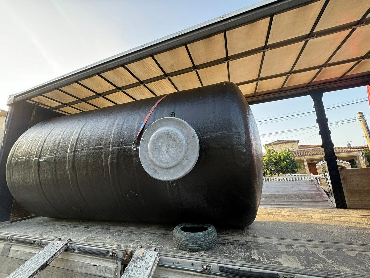 Depósito estanco de poliéster diseñado para soterramiento con refuerzos estructurales