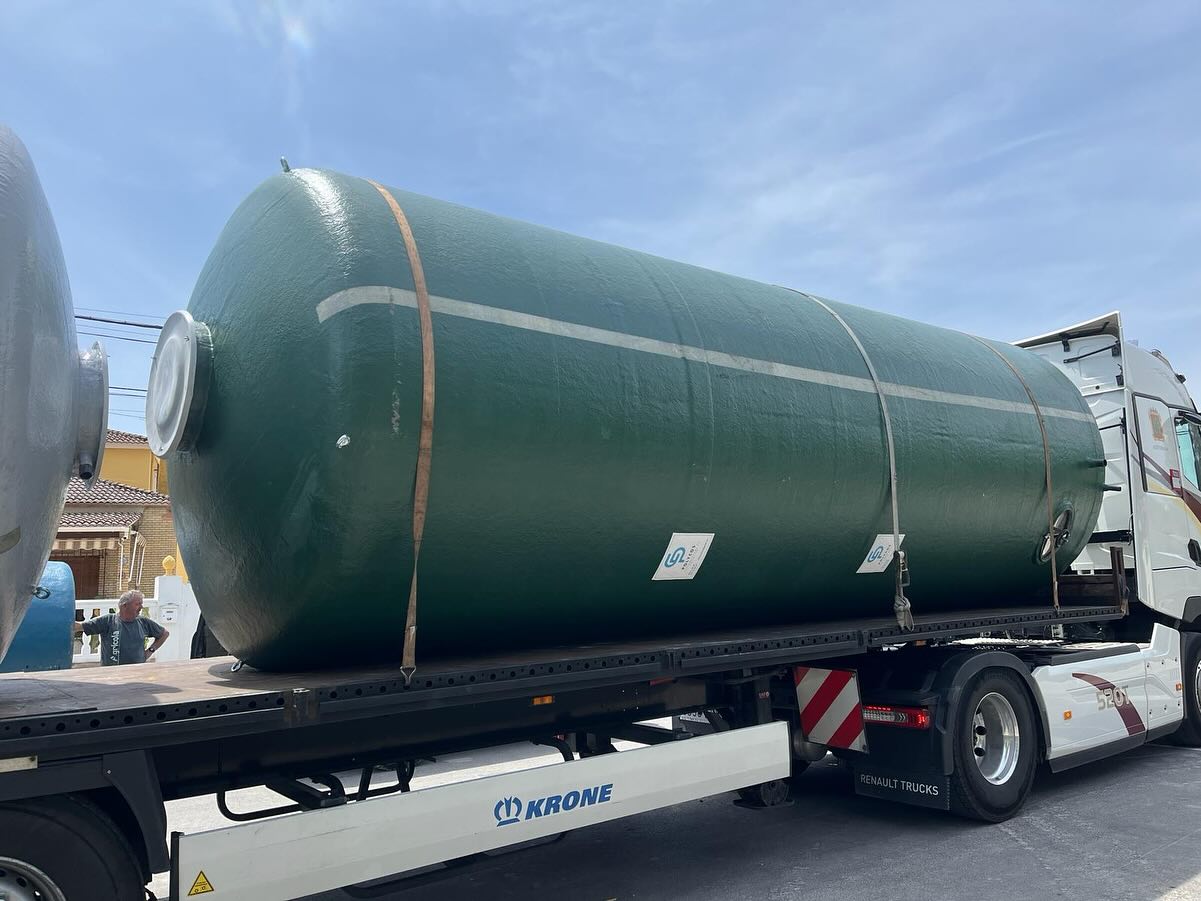 Depósito de poliéster vertical para almacenamiento de agua potable y líquidos industriales